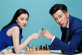 青年商务男女下象棋面对面氛围照片