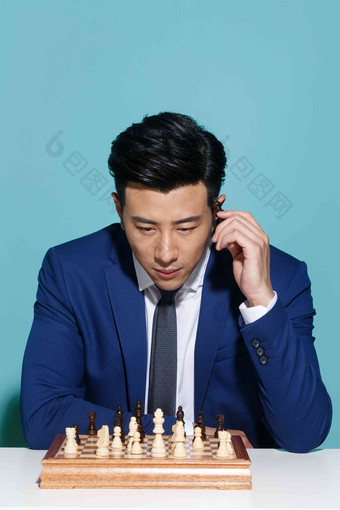 青年商务男人下象棋东方人素材