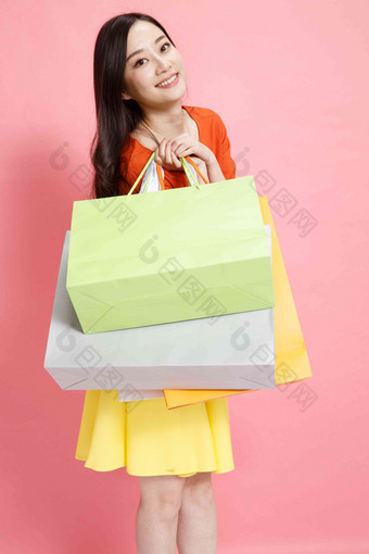 时尚年轻女人拿着购物袋