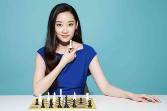 青年商务女人下象棋