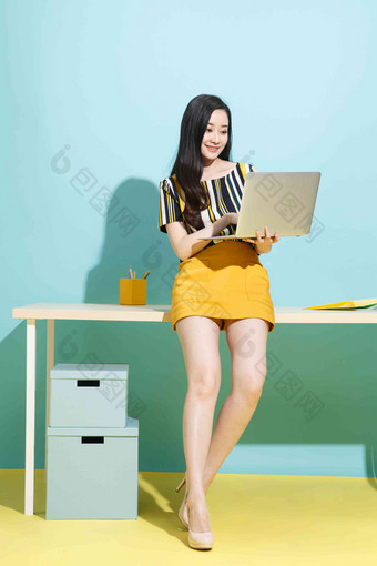 青年商务女士使用笔记本电脑办公室相片