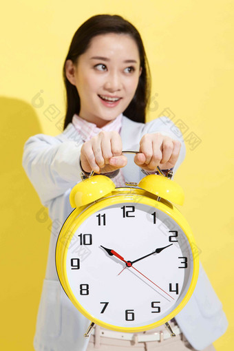 青年商务女士拿着钟表