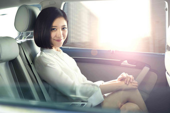 青年女人坐在汽车里一个人写实影相