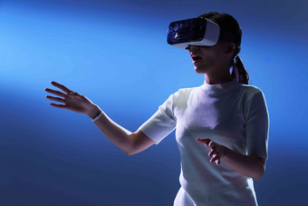 戴VR眼镜女士虚拟现实办公室职员场景