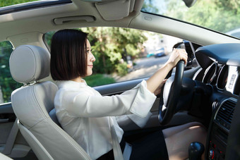 青年女人开车