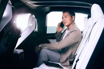 成熟商务男士坐在汽车里打电话人氛围摄影图