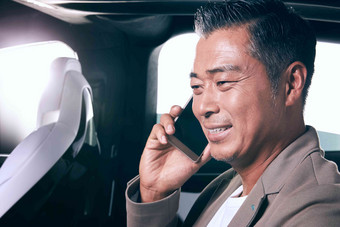 成熟商务男士坐在汽车里打电话一个人高端拍摄