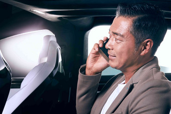 成熟商务男士坐在汽车里打电话能力高清场景