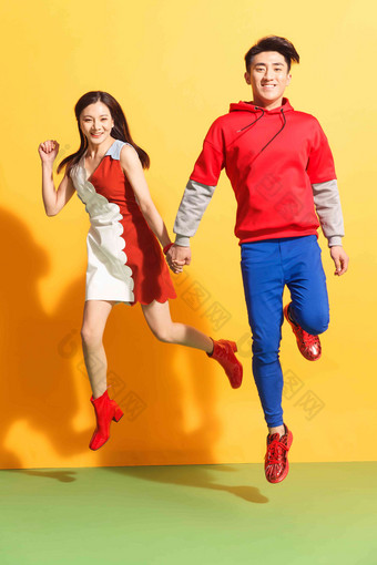快乐情侣情侣青年伴侣跳中国人高质量图片