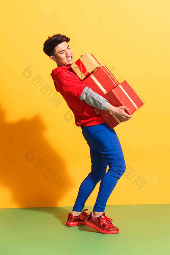 青年男人抱着礼品盒