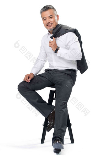 商务中老年男士披着西服坐在椅子上仅男人高清图片