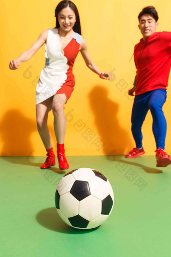 快乐情侣踢足球亚洲人高清拍摄