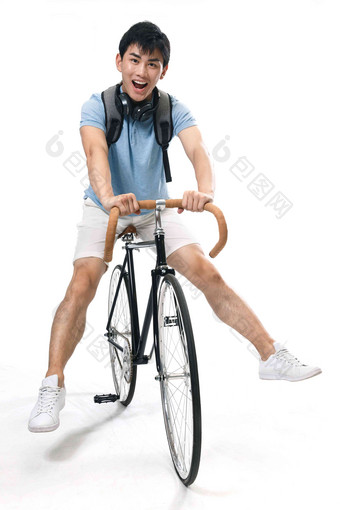年轻的大学生骑<strong>自行车</strong>白色背景高质量摄影图