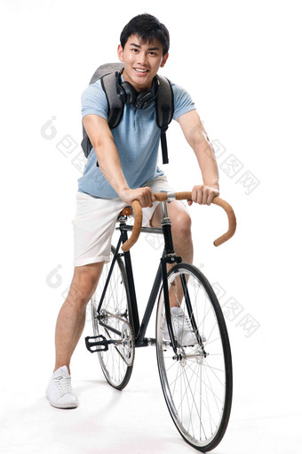 年轻的大学生骑<strong>自行车男生</strong>氛围场景