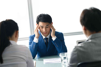 商务男女在办公室