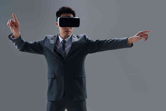 戴VR眼镜男士虚拟现实通讯人写实摄影