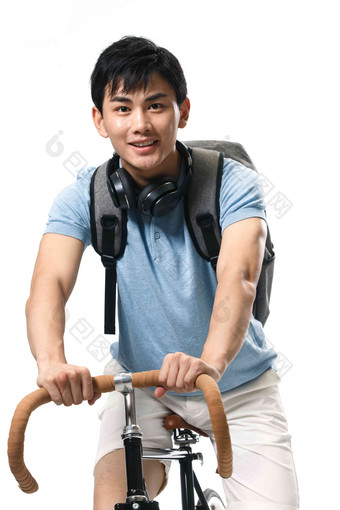 年轻的大学生骑<strong>自行车</strong>休闲装写实镜头