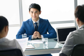 商务男女在办公室