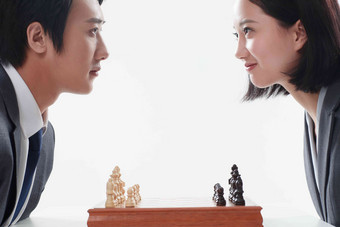 青年商务男女下象棋敌对清晰素材