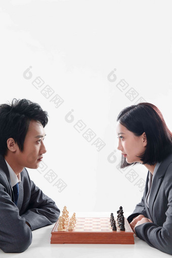 青年商务男女下象棋国际象棋高清照片