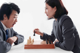 青年商务男女下象棋相伴清晰照片