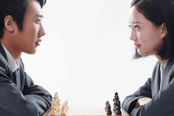 青年商务男女下象棋对抗高质量拍摄