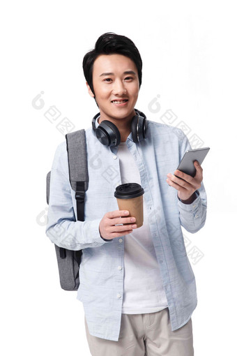 男青年拿着咖啡杯去上班白色背景高清图片