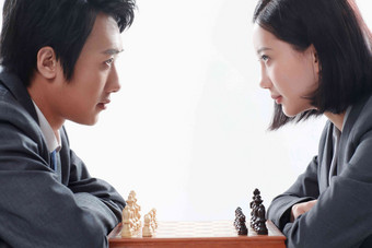青年商务男女下象棋对抗高清图片