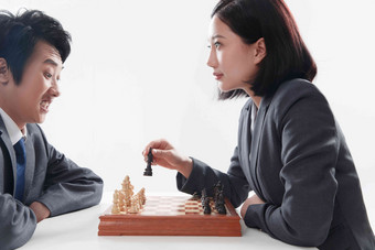 青年商务男女下象棋