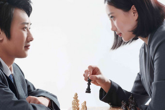 青年商务男女下象棋