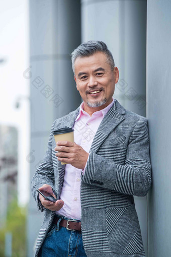 户外拿着咖啡杯的商务休闲男士自信高端图片