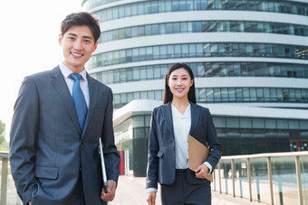 青年商务人士在户外青年女人图片