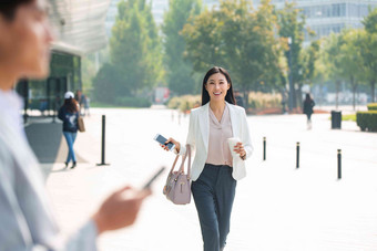 走在路上的青年商务人士自信高质量相片