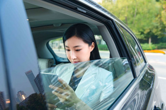 年轻女人坐在汽车里