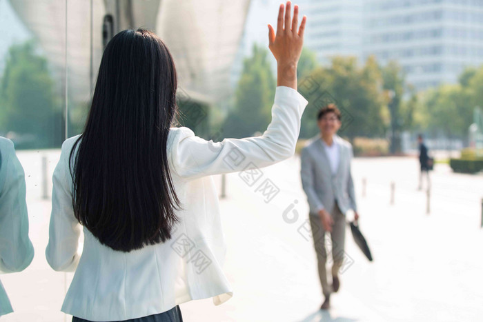 上班路上打招呼的青年商务人士女人清晰相片