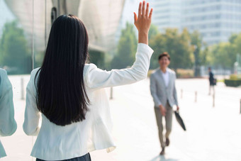 上班路上打招呼的青年商务人士女人清晰相片图片