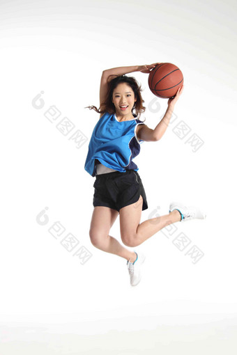 东方女篮球运动员带球跳跃