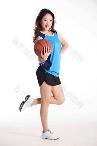 东方女篮球运动员带球跳跃创意高清摄影图