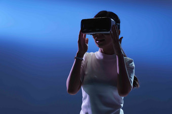戴VR<strong>眼镜</strong>女士VR<strong>眼镜</strong>科技互联网高清摄影
