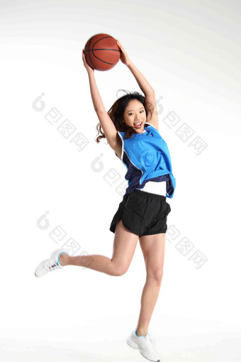 东方女篮球运动员带球跳跃健身相片