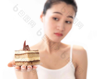 青年女人手拿蛋糕
