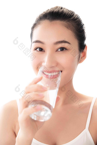 青年女人手拿<strong>水</strong>杯