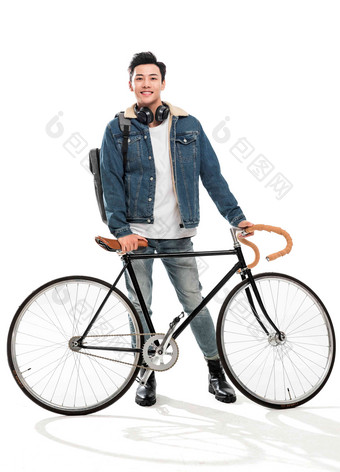推着自行车的青年大学生