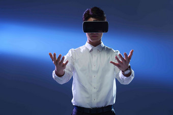 戴VR眼镜男士虚拟现实智能成功高清拍摄