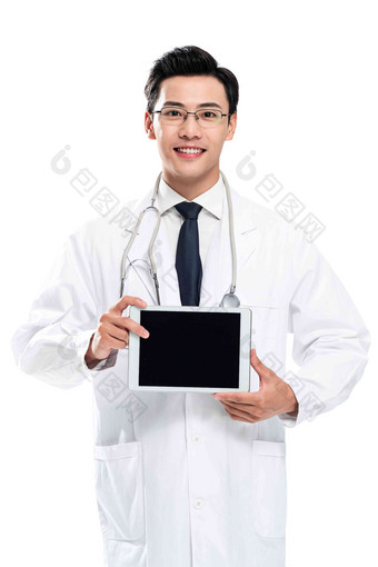 青年男医生拿着平板电脑