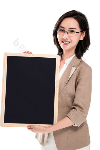 青年女教师拿着黑板
