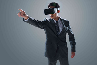 戴VR眼镜男士高科技智能网络高清素材