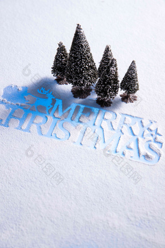 雪地上的松树和圣诞节英文清晰影相