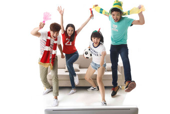 年轻球迷四个人装扮东亚氛围摄影