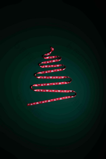 丝带摆成<strong>圣诞</strong>树形状